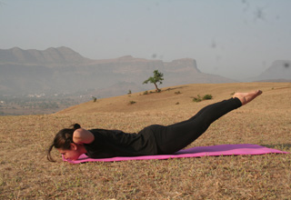 unsupported-locust-pose-step